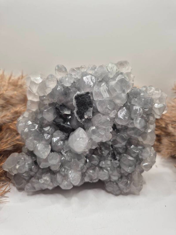 Sphalerit mit Calcit Cluster (UV-Aktiv)