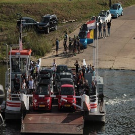 Op het veerpontje in Berg a/d Maas