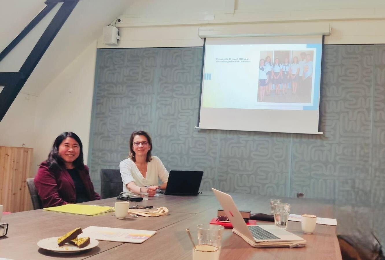 Vangie en Jeannette tijdens de presentatie voor Jan Amos Comenius