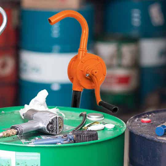 Bomba extractora de aceites con manivela modelo 10067