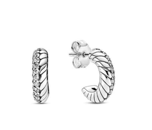Aretes de aro con patrón de cadena de serpiente en pavé.
