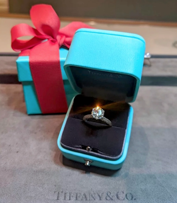 TIFFANY & CO. Anillo - (Talla 5)  (Versión Zirconias)
