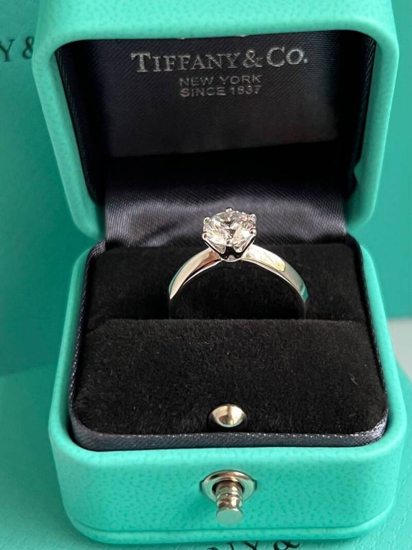 TIFFANY & CO. Anillo (Talla 5 y 6) versión zirconia