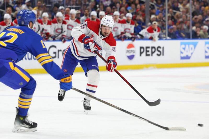 deux hockeyeurs en pleine course sur la glace en plein match