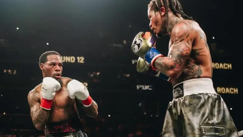 Un boxeur (gervonta davis) face à face en combat avec un autre boxeur