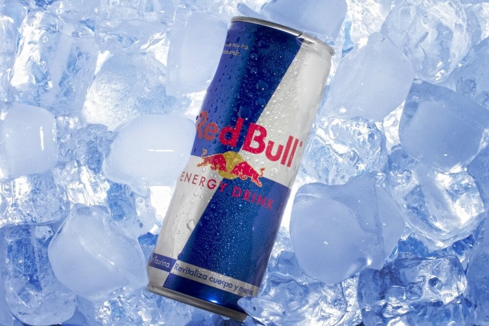 une canette de redbull dans un bac de glaçon