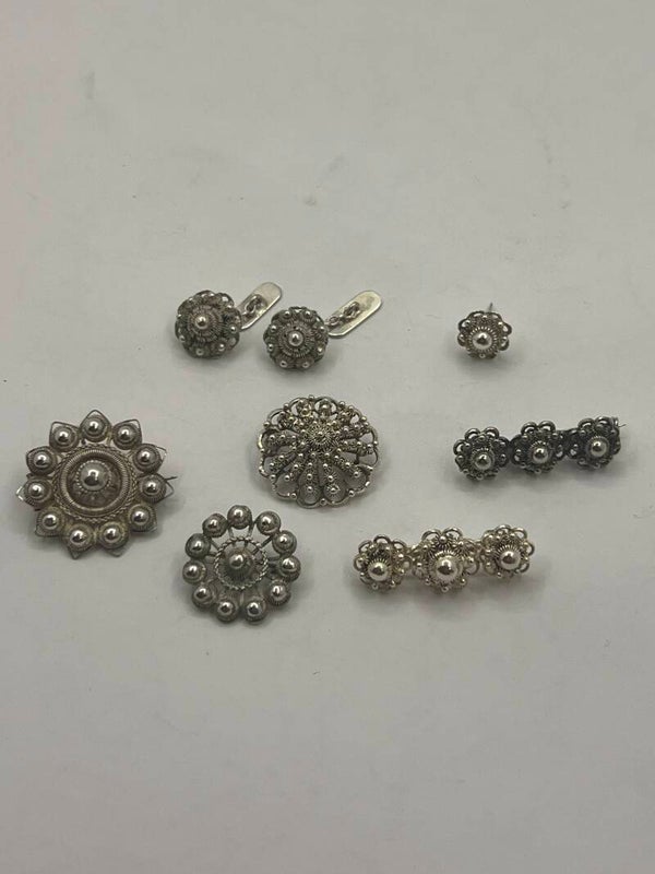 Z25: Zilveren Zeeuwse knop broche