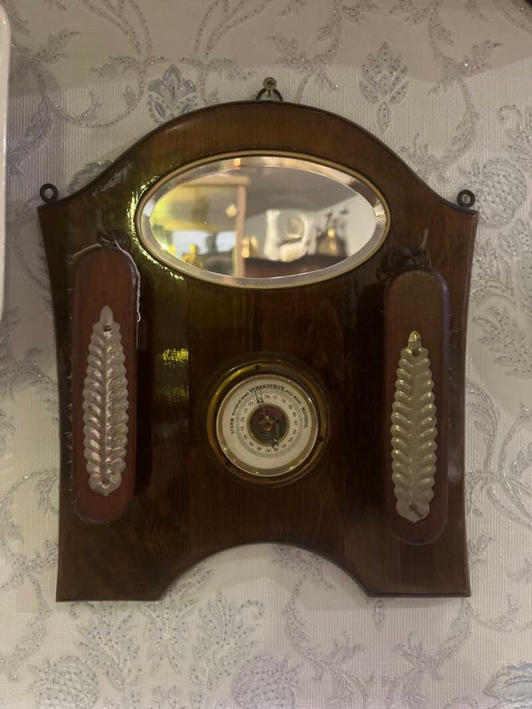 B8:  Barometer met spiegel en kledingborstels