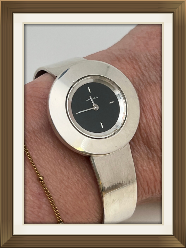 H37: Zilveren dames horloge