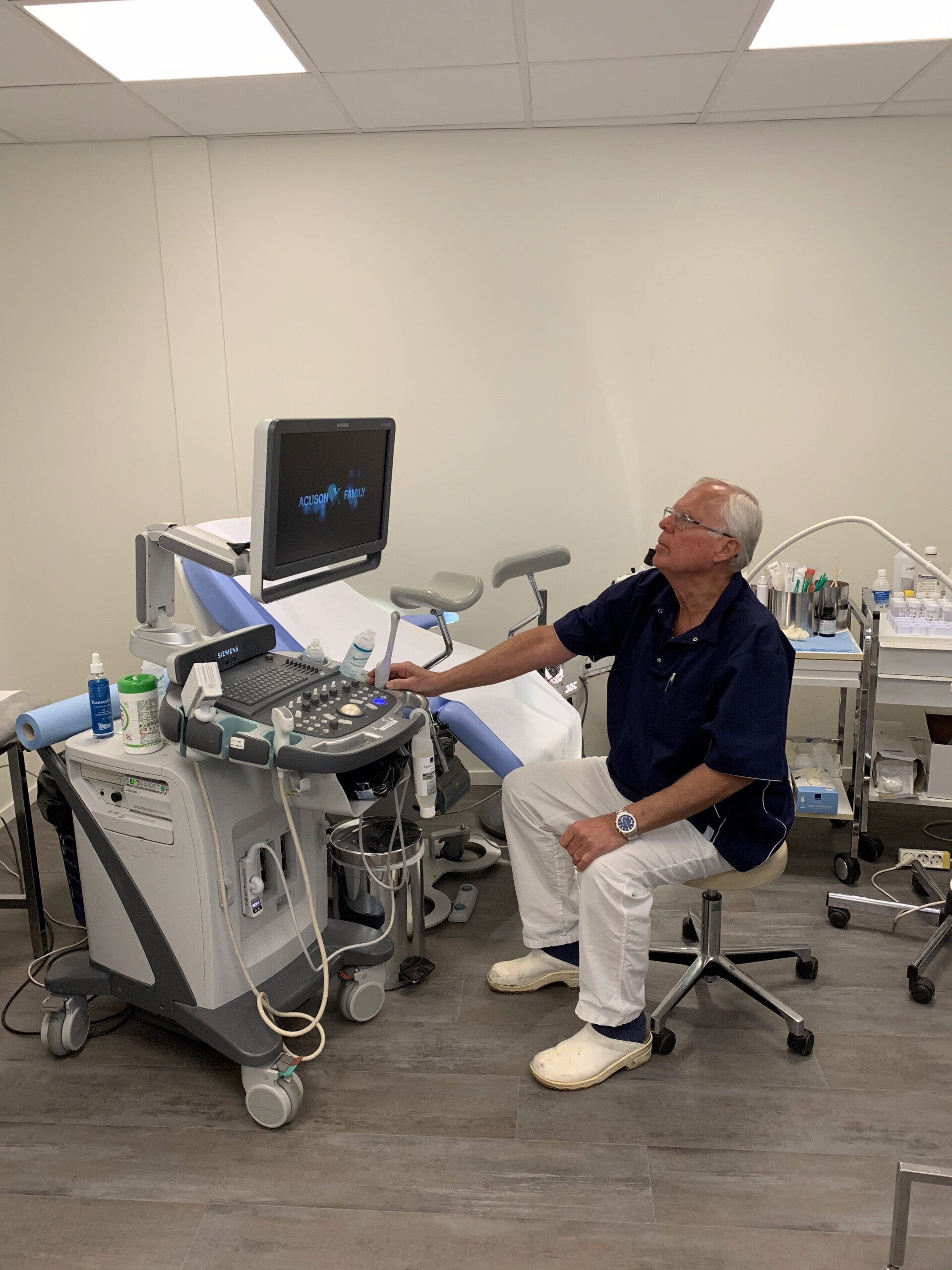 Lege som vurderer bilde på ultralyd