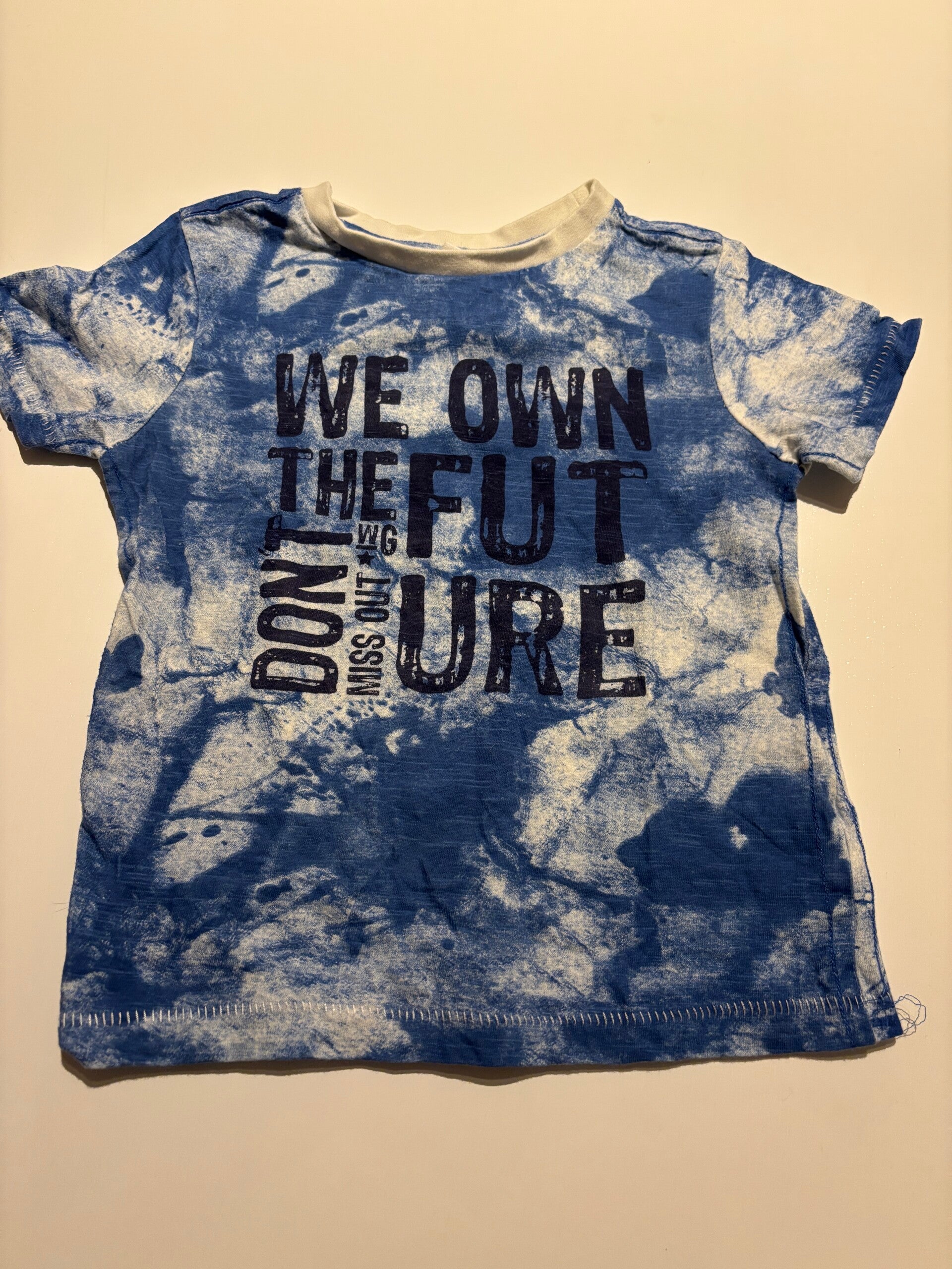 Blauwe t-shirt "We own the future"