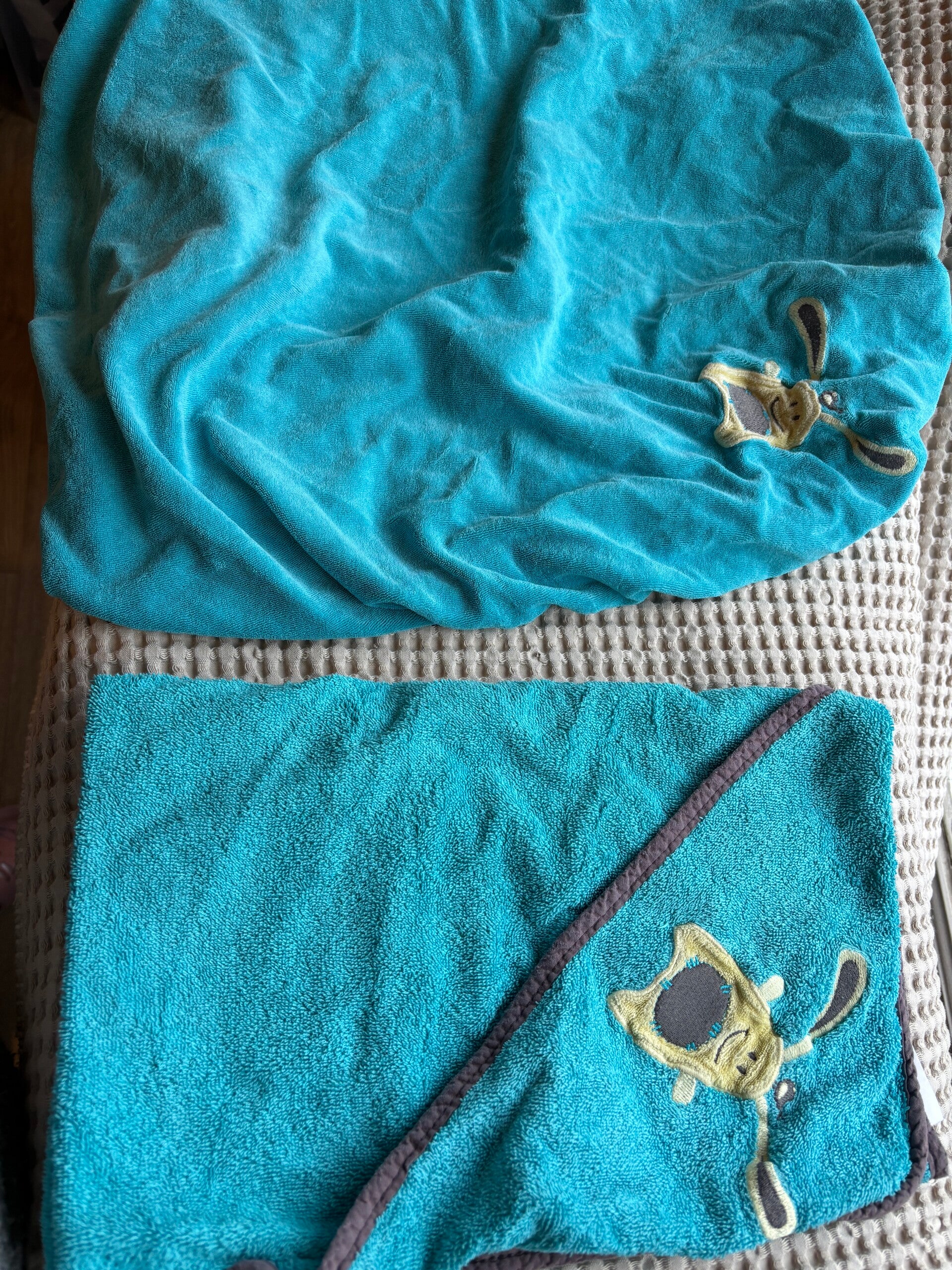 Blauwe set: hoes verzorgingskussen en badcape