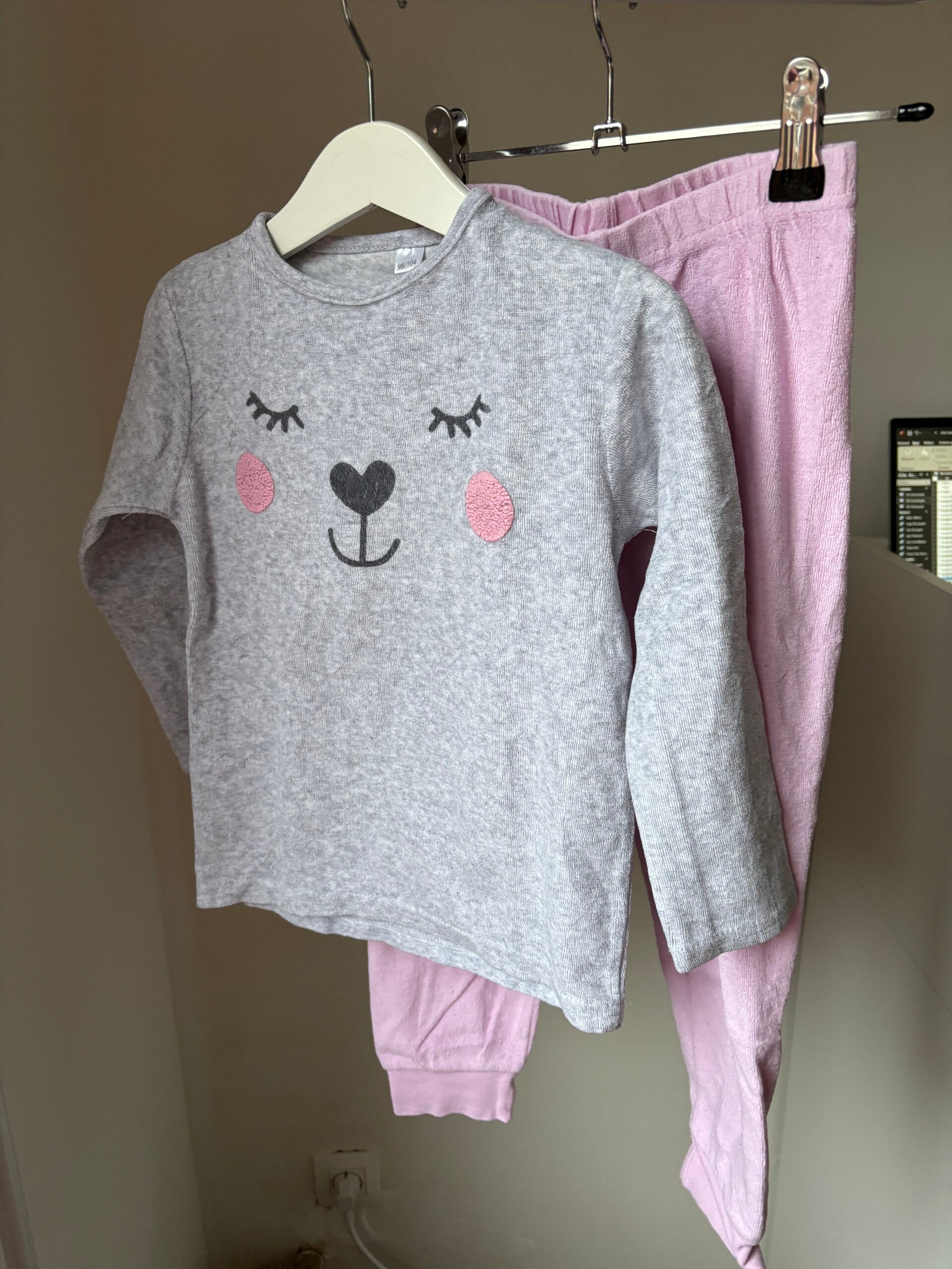 Tweedelige winterpyjama met grijze longsleeve en roze broek
