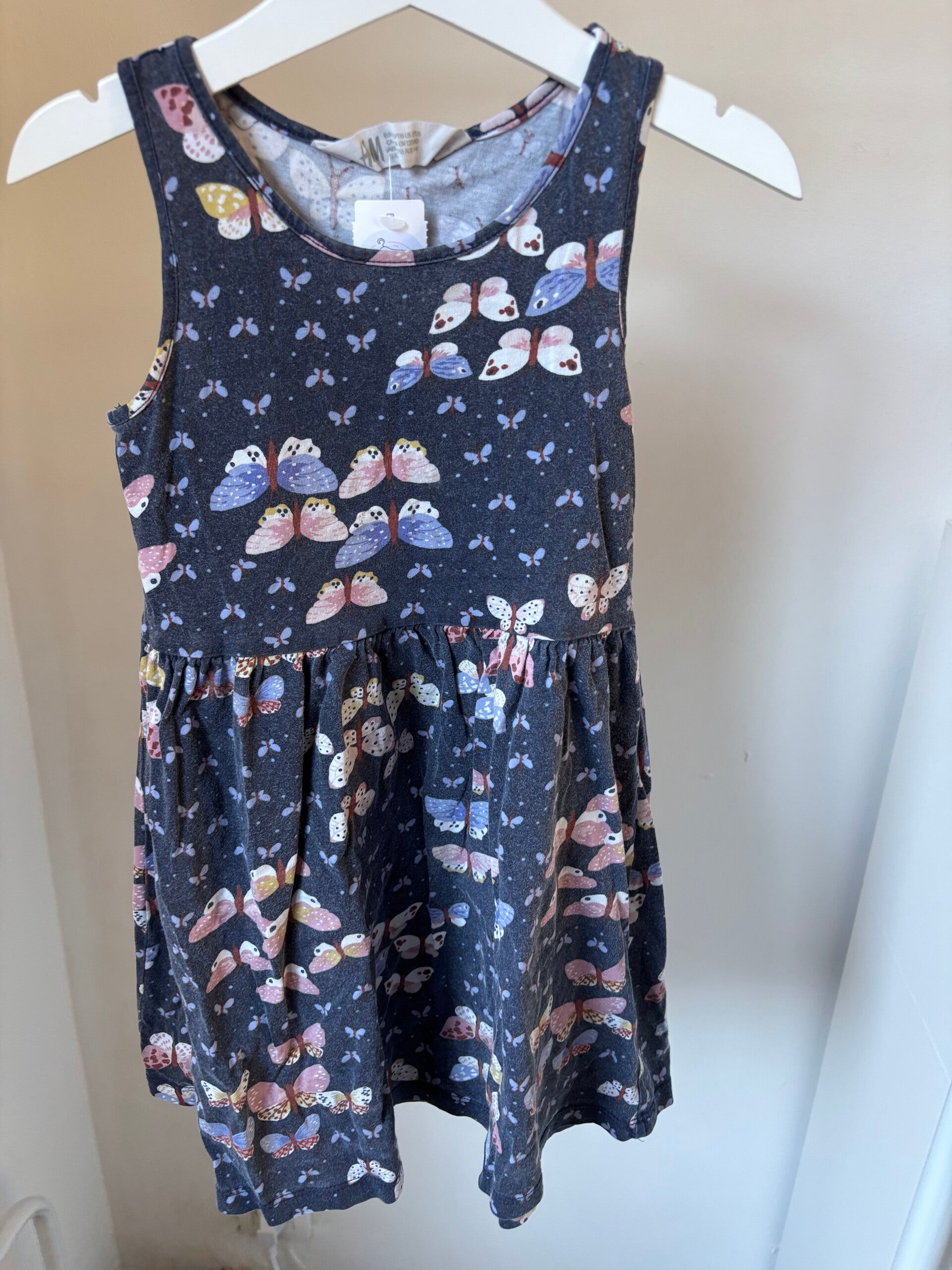 Donkerblauw jurkje met vlindertjes