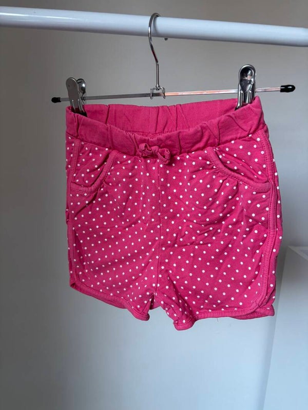 Roze shortje met bolletjes