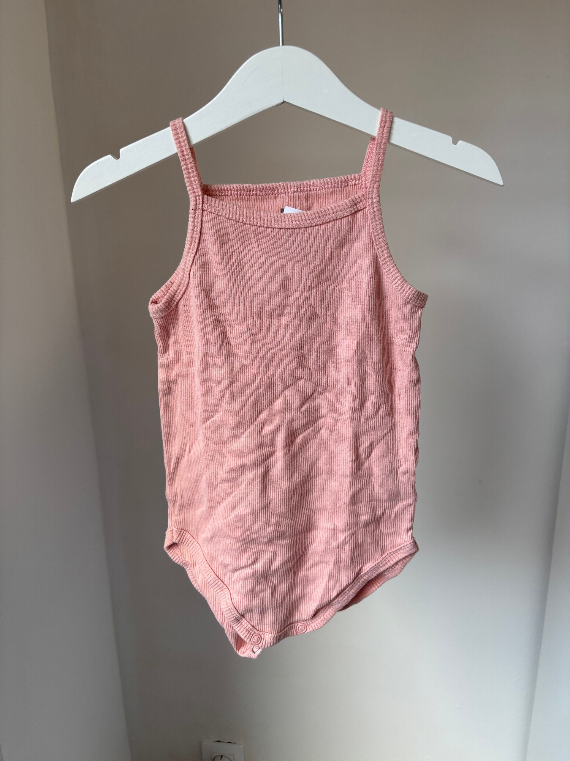 Roze mouwloze ribromper