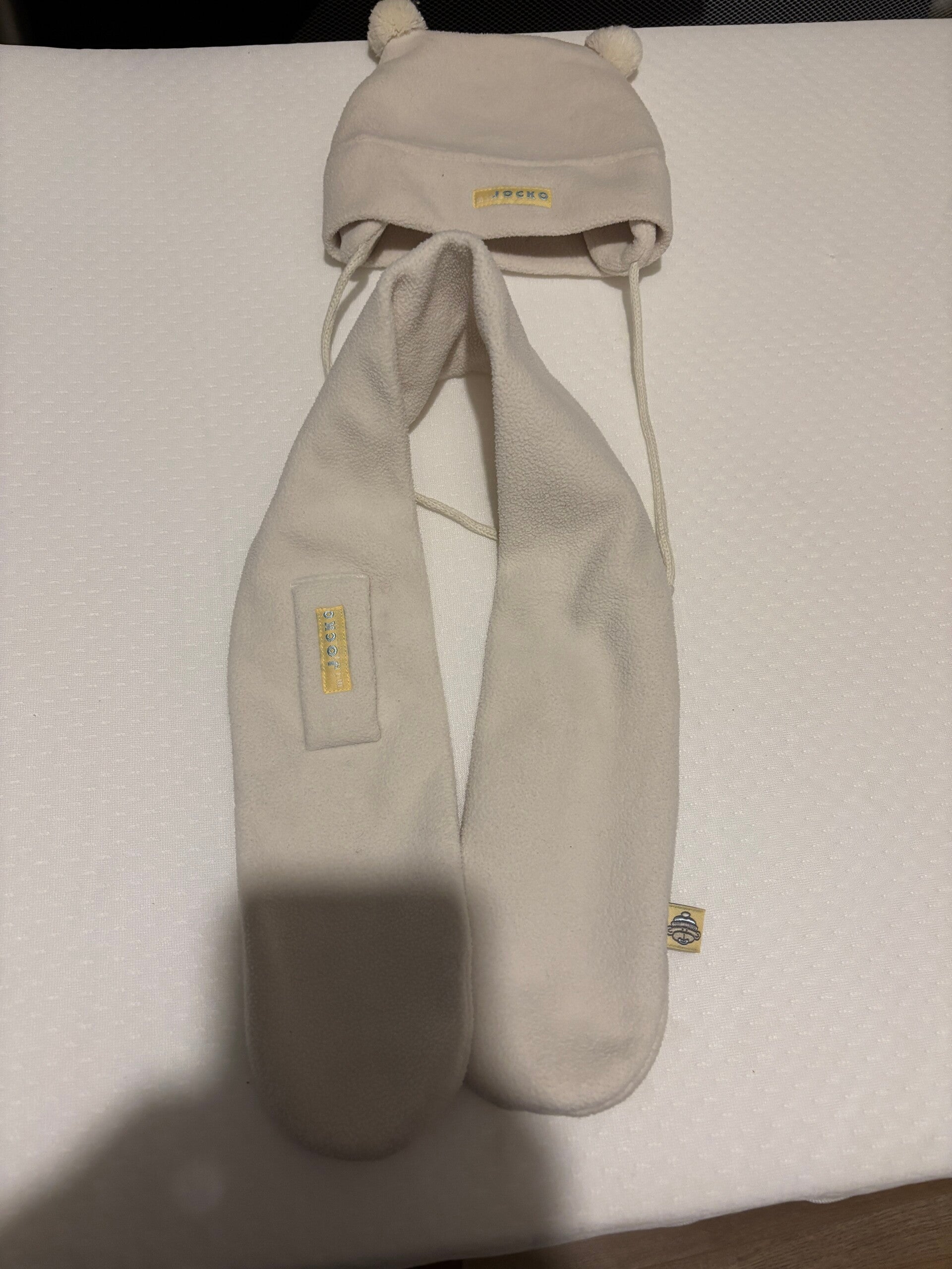 Wit setje: muts en sjaal