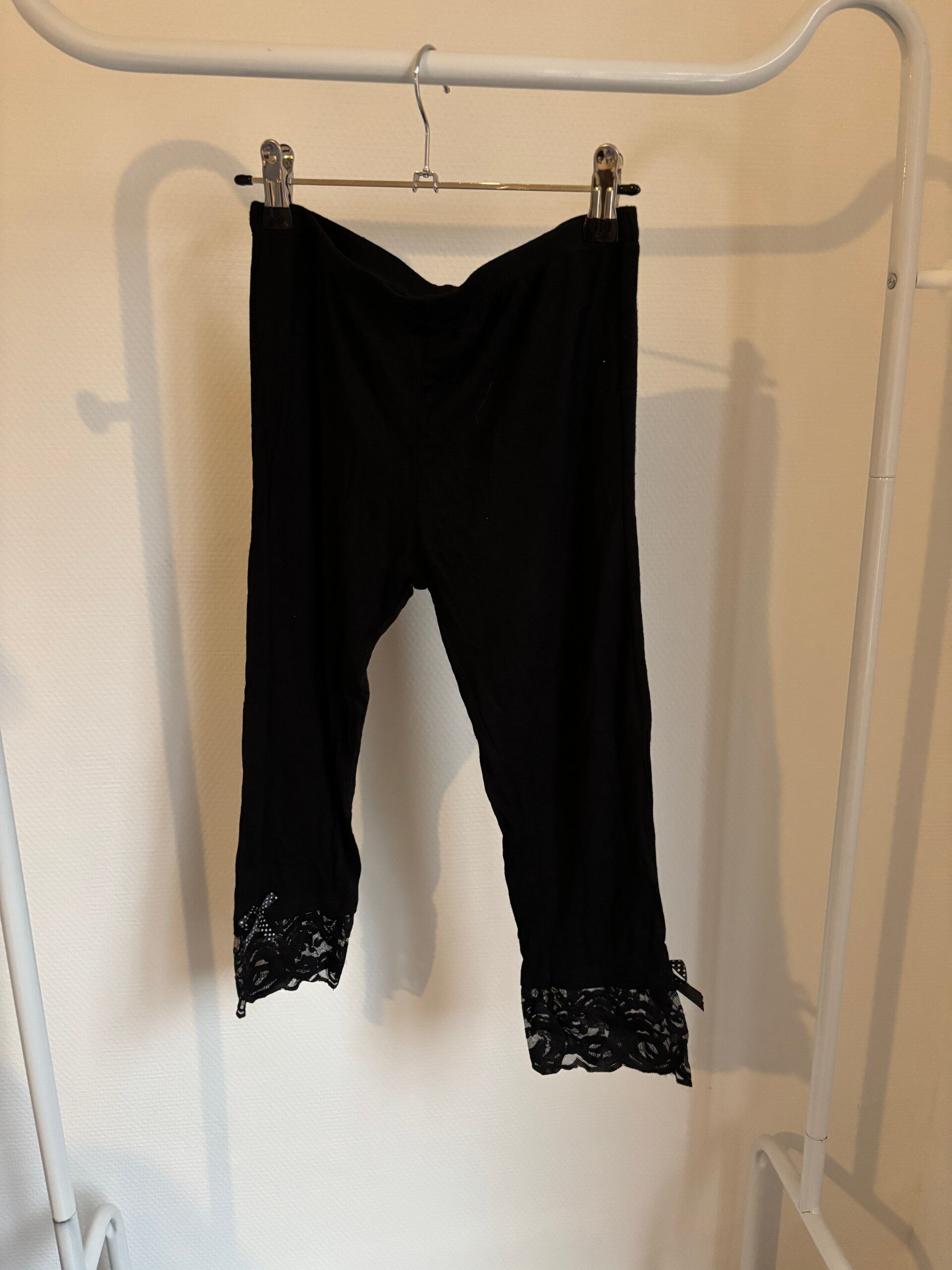 Zwarte legging met kanten rand onderaan