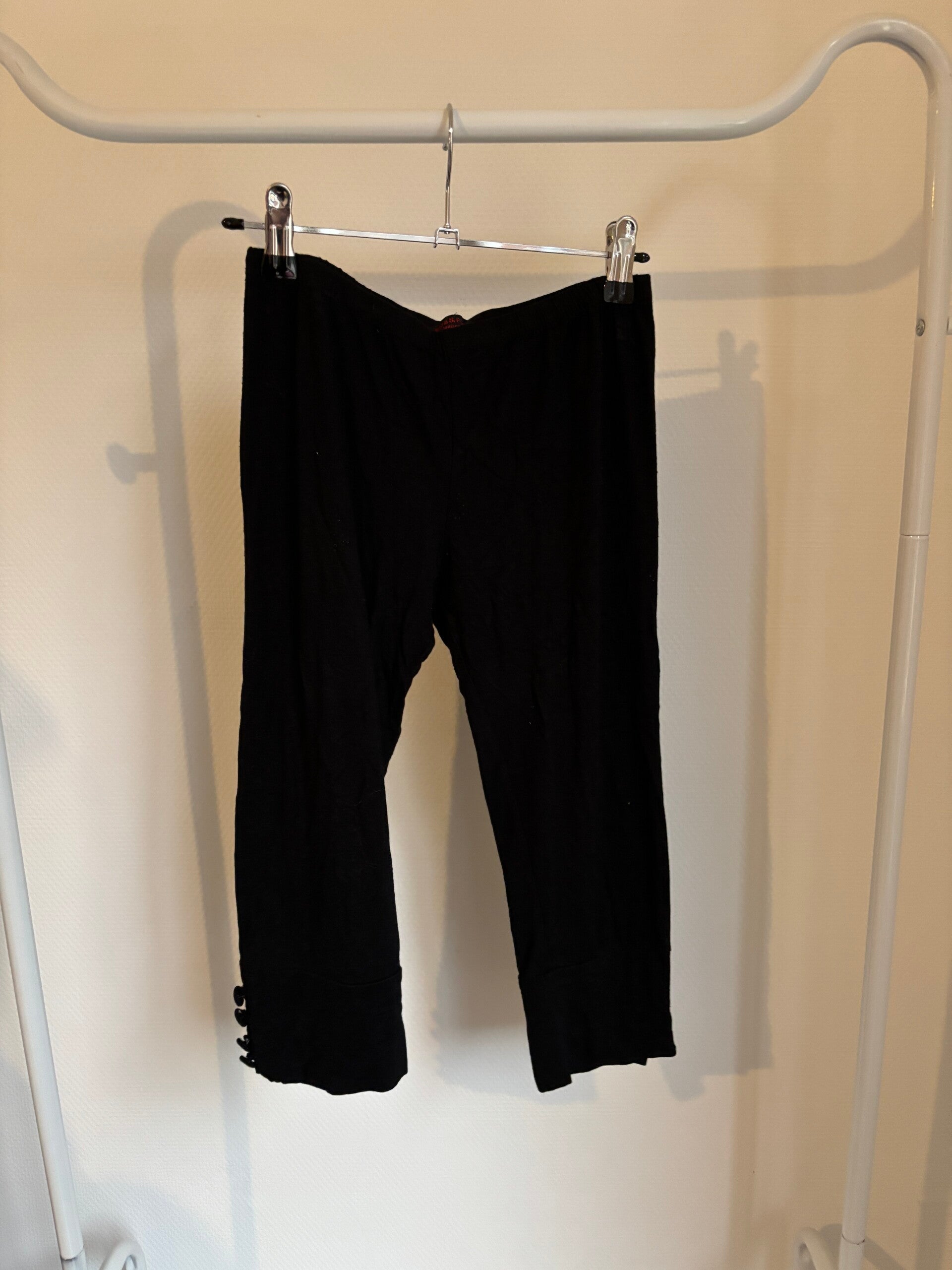Zwarte legging met knoopjes onderaan
