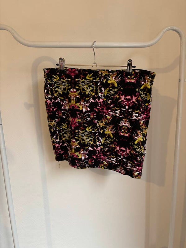 Zwart rokje met gekleurde print