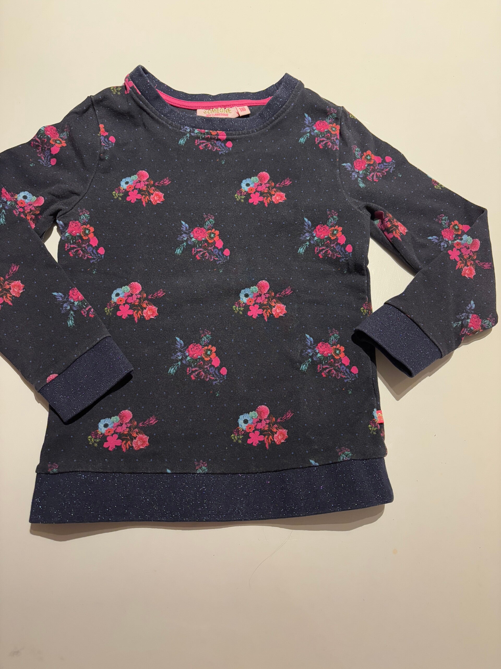 Marineblauwe sweater met bloemetjes