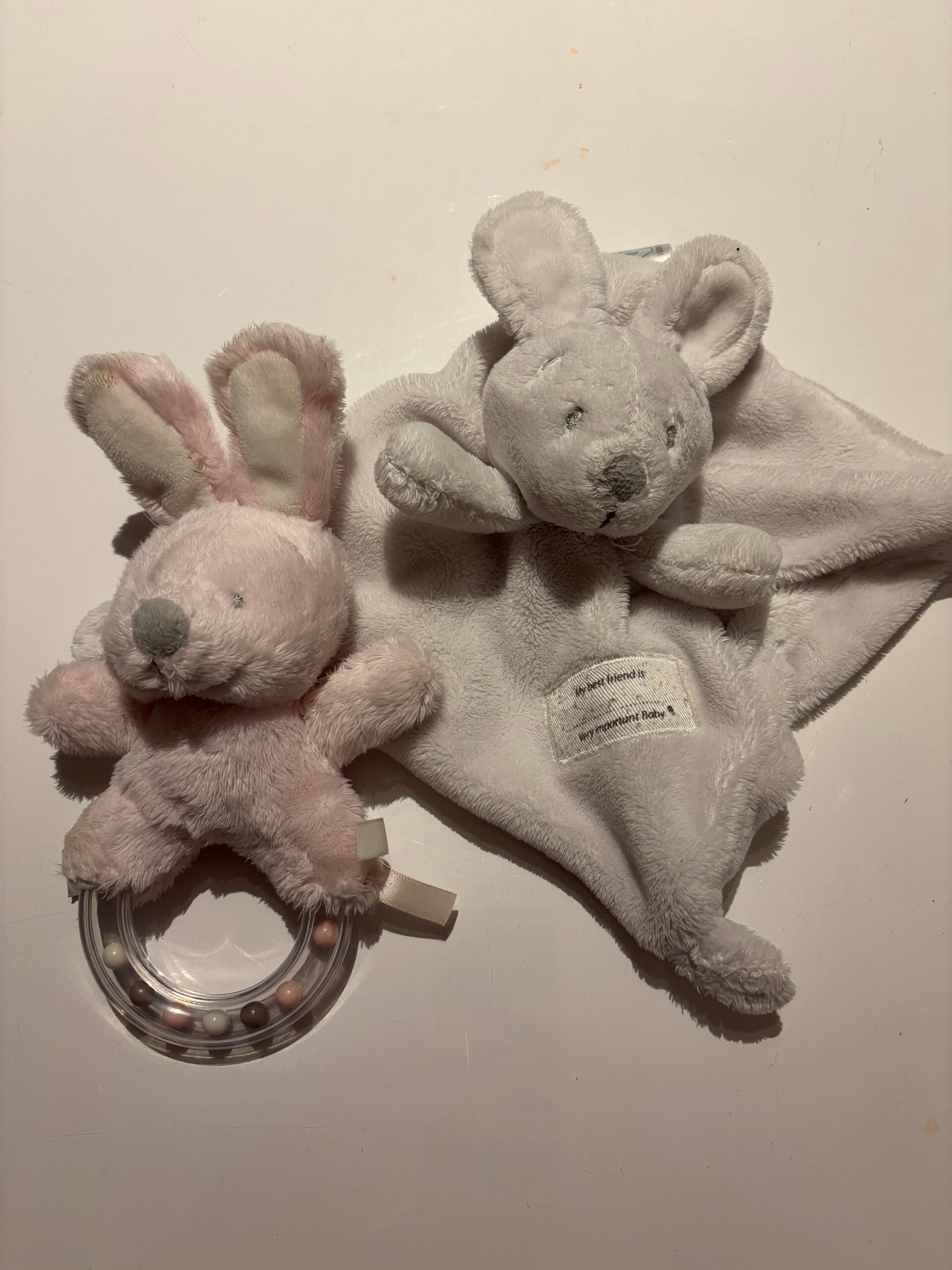 Setje: lichtroze rammelaar en wit knuffeldoekje