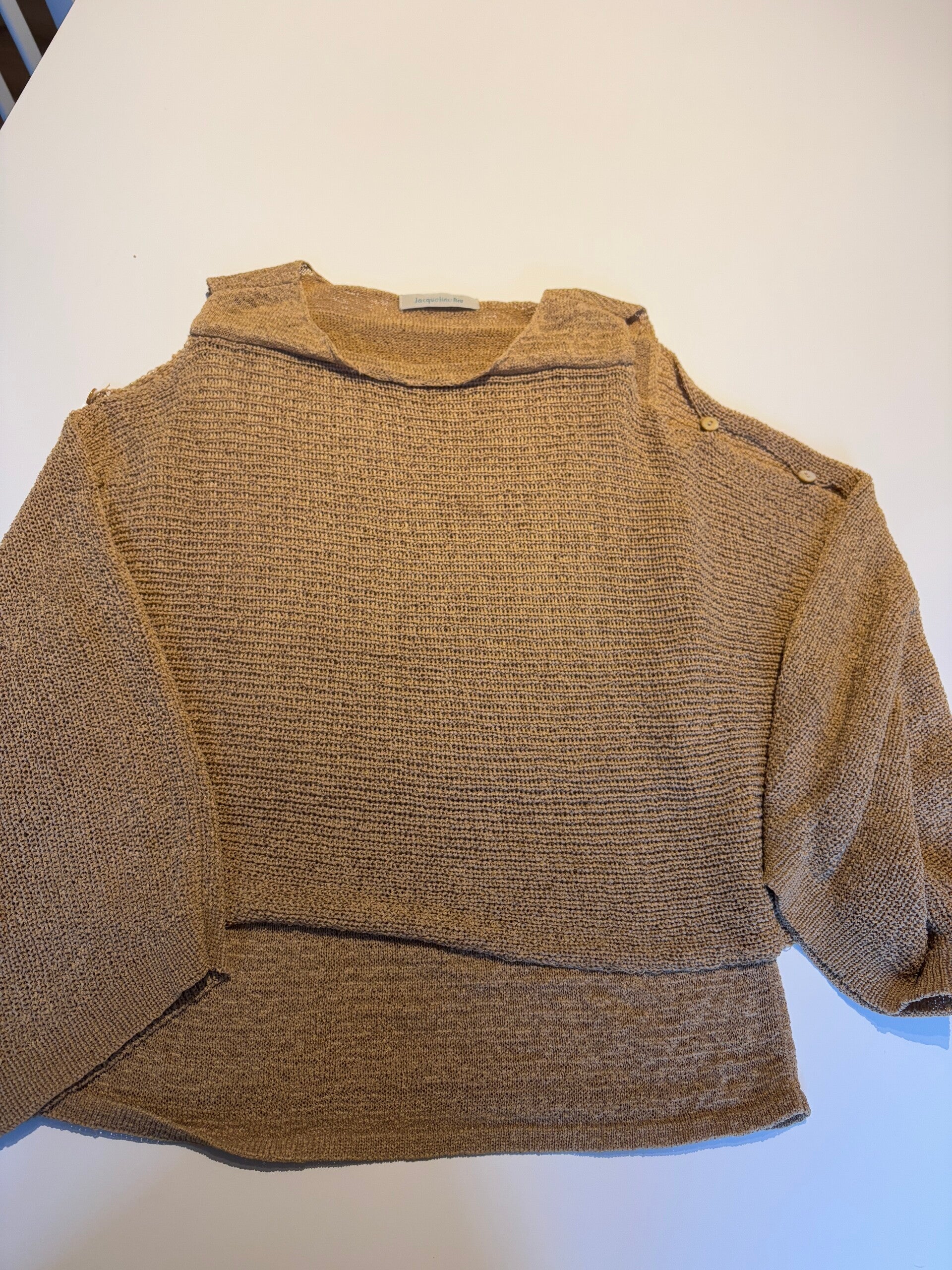 Beige off-shoulder trui