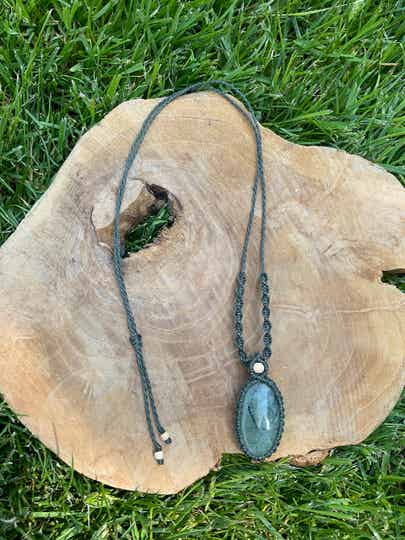 Macrame ketting Prehniet