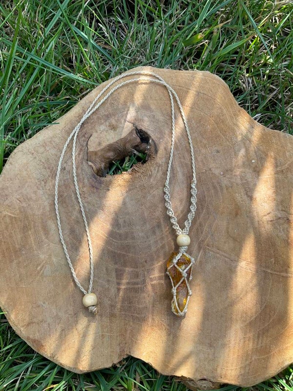 Macramé ketting met Barnsteen 3