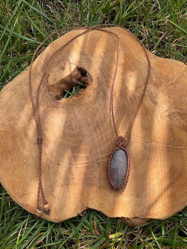 Macramé ketting met Paarse Labradoriet