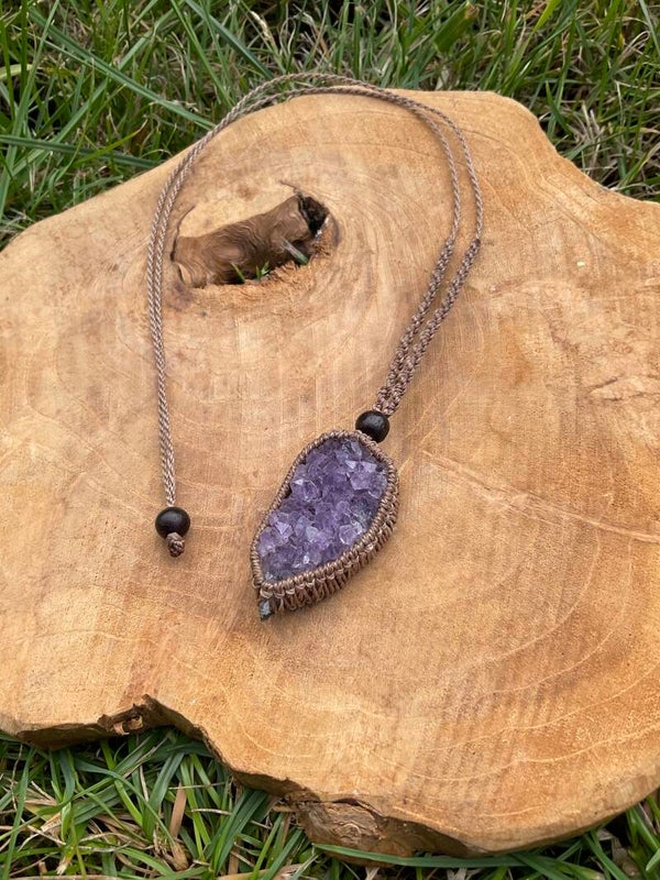 Macramé ketting met ruwe Amethist 1