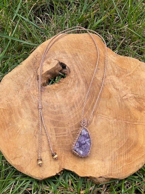 Macramé ketting met ruwe Amethist 2