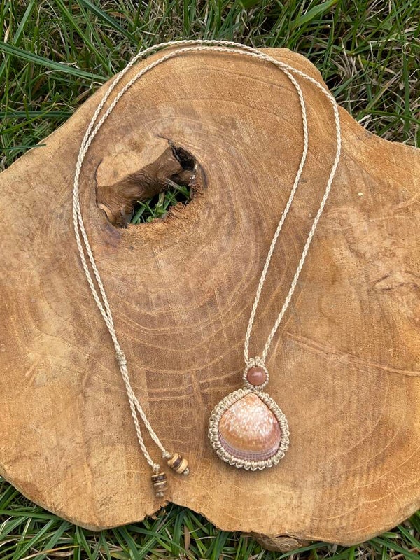 Macramé ketting met schelp en Maansteen