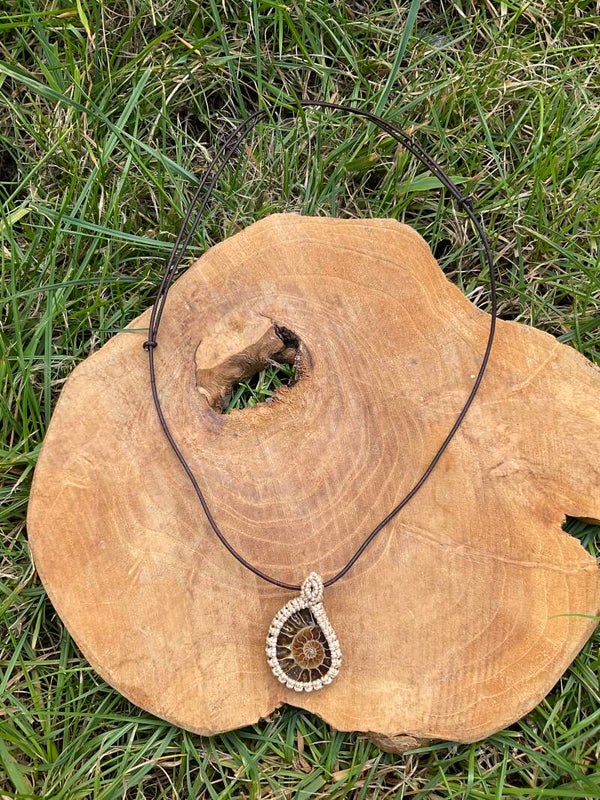 Lederen ketting met macramé hanger Ammoniet Fossiel 1