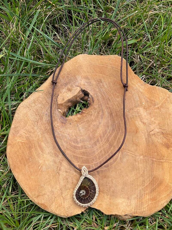 Lederen ketting met macramé hanger Ammoniet Fossiel 2