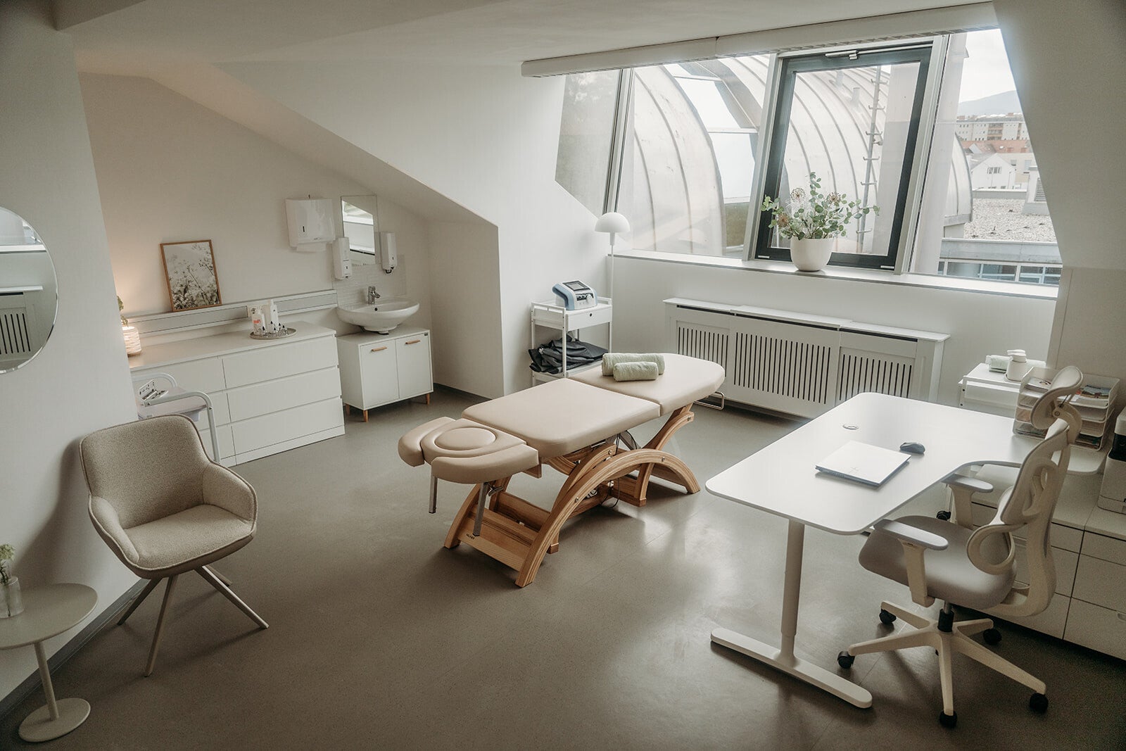Blick auf Garderobe und Waschtisch