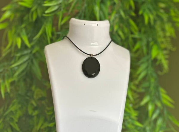 Collier - pendentif noir en forme de crystal oval
