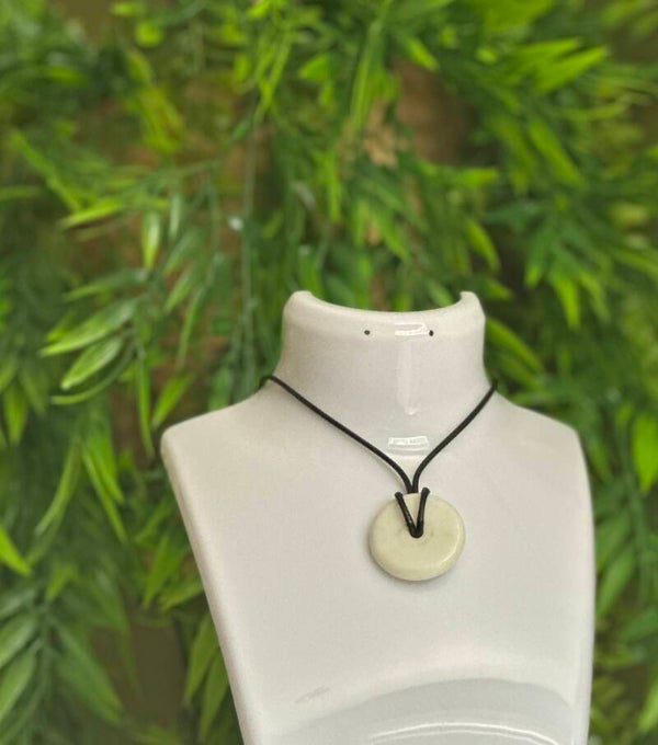 Collier pendentif rond - blanc avec filet doré