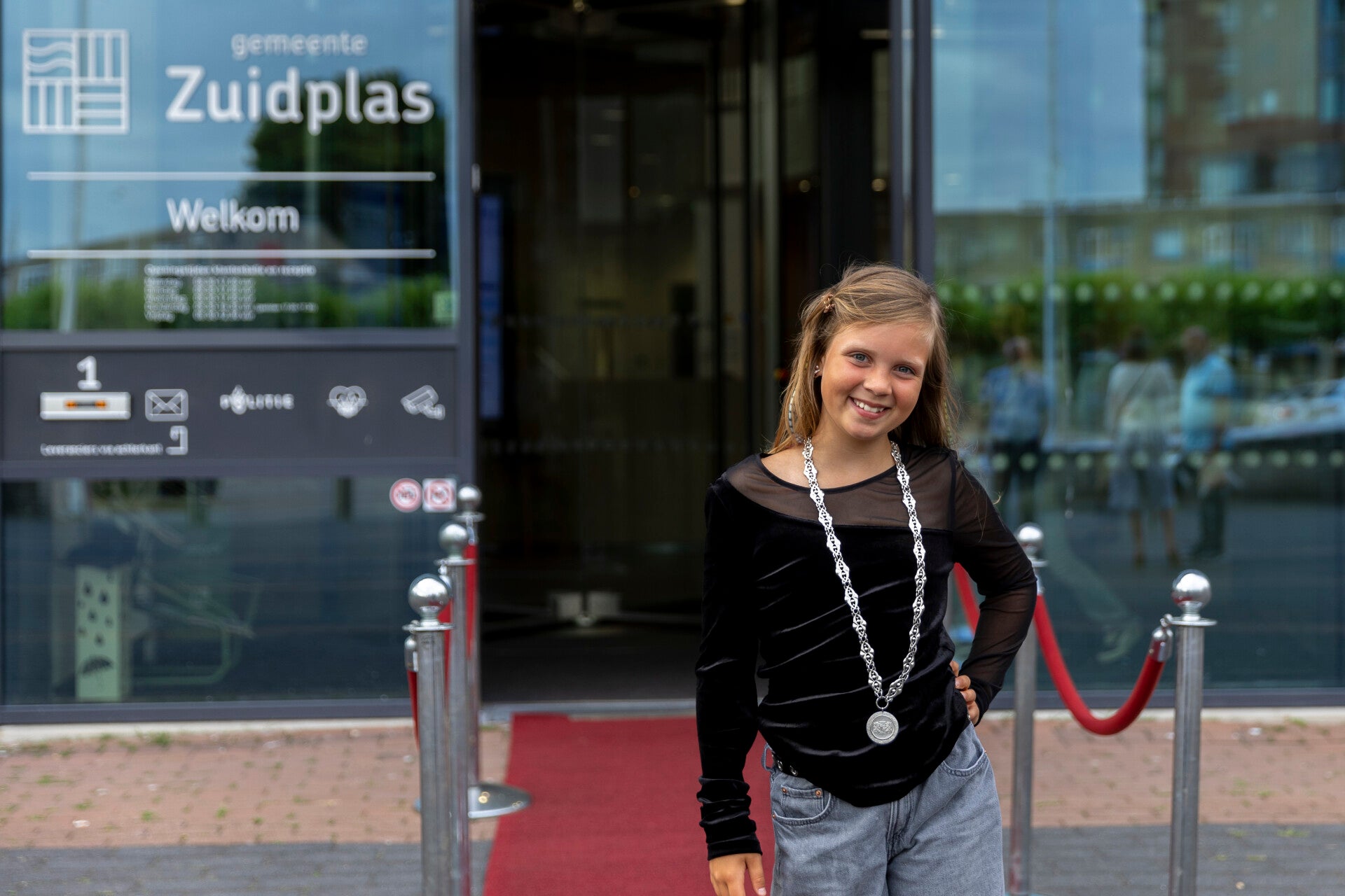 Voor het gemeentehuis met de ambtsketting