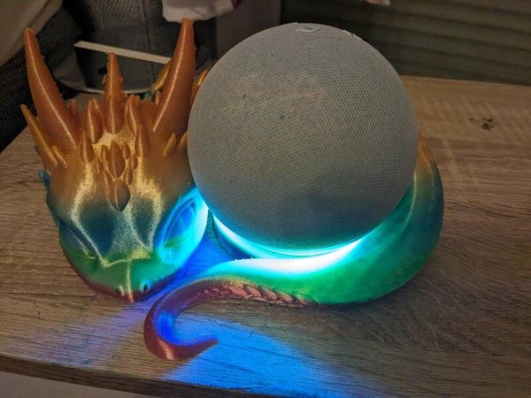 Liegender Baby Drache - Alexa Halterung