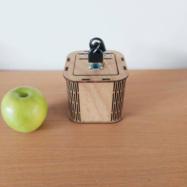 Bescheiden fooienpot met slotje