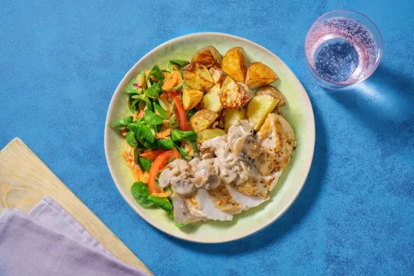 VERSE Kipfilet & Champignonroomsaus met Gebakken Aardappelen (met Sla & Tomaat) - Prijs Per Persoon (Levering 17/06/2026)