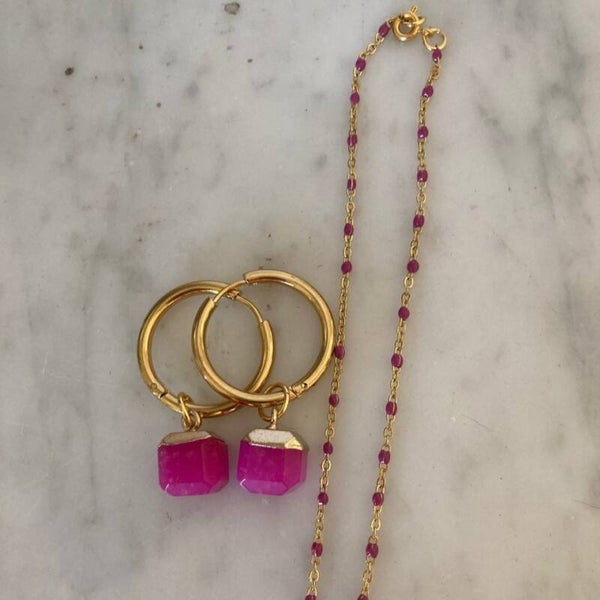 Gift set magenta oorbellen met kettinkje