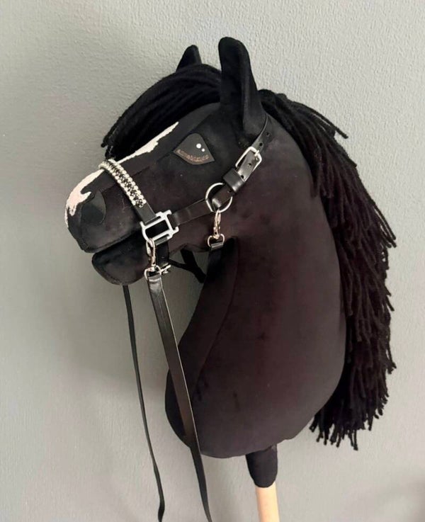 Hobbyhorse “Shadow” (maat M) incl. gratis halster/hoofdstel
