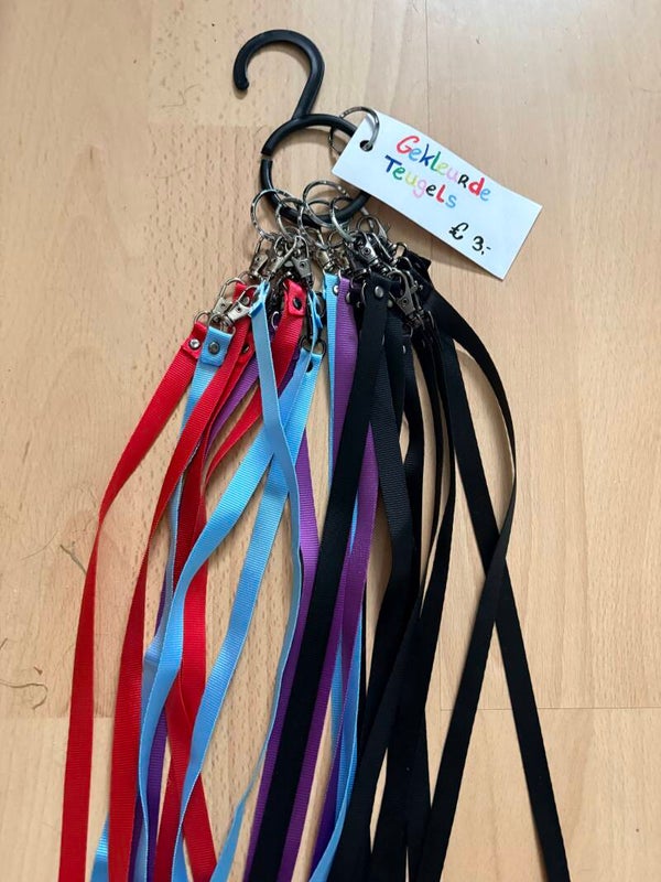 Gekleurde (nylon) teugels