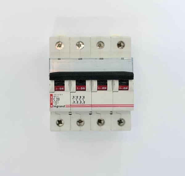 Disjoncteur tétrapolaire.