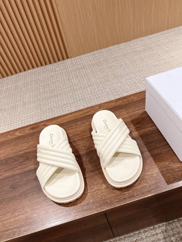 “24 CD women slides