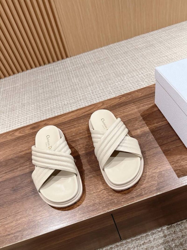 “24 CD women slides