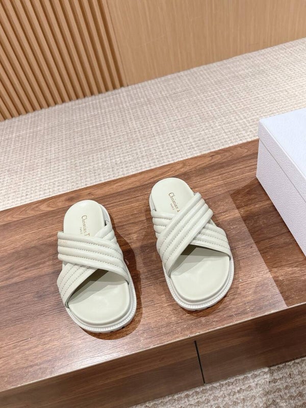 “24 CD women slides