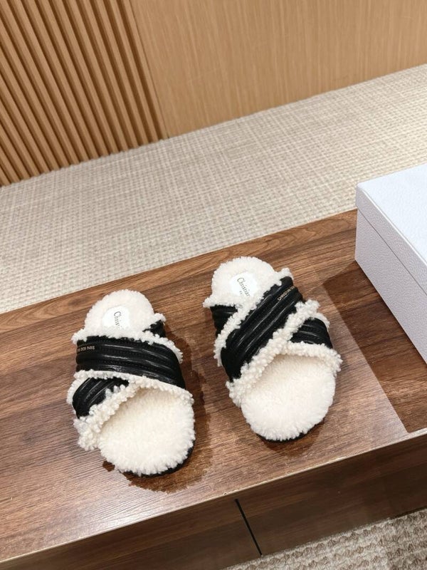 “24 CD women slides